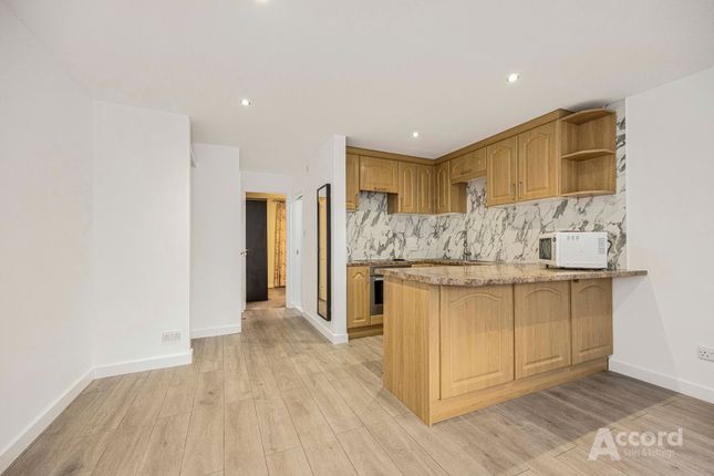 28 Columbine Way, Romford photo 2