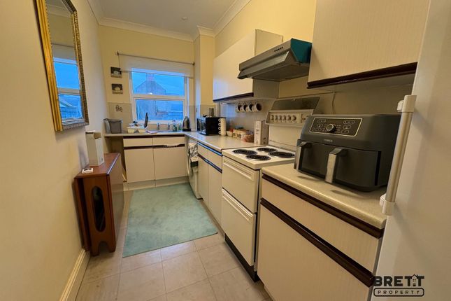 6, Clareston Court, Tenby photo 3