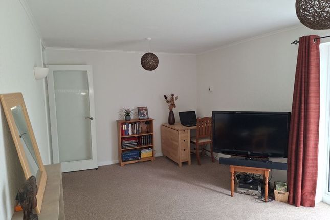 Flat for sale in Carew Court, Basinghall Gardens, Sutton
