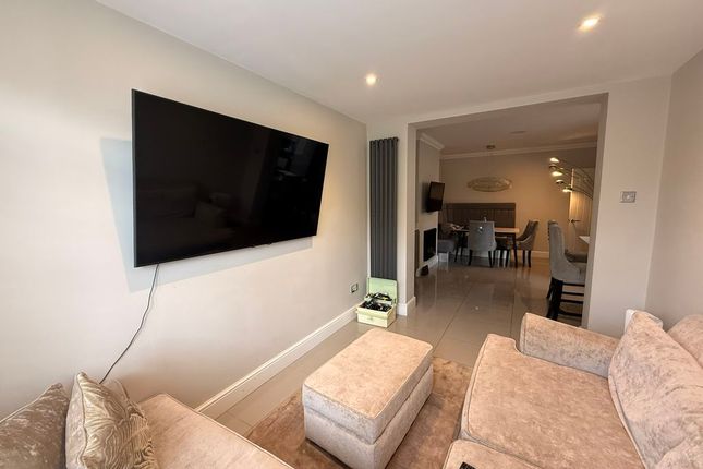 25, Wincrofts Drive, London photo 4
