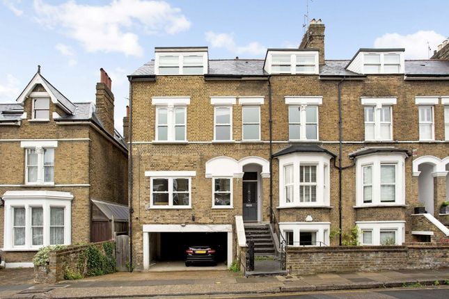 Flat to rent in Halford Road, Richmond