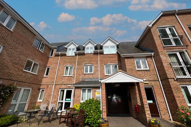 Flat to rent in Avongrove Court, The Avenue, Taunton, Somerset