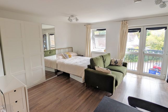 Apple Trees Place, Woking photo 2