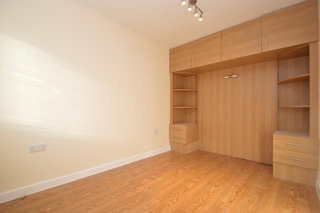 13 Mathon Court, Cross Lanes, Guildford photo 4