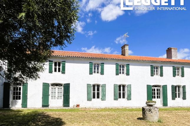 Villa for sale in Surgères, Charente-Maritime, Nouvelle-Aquitaine