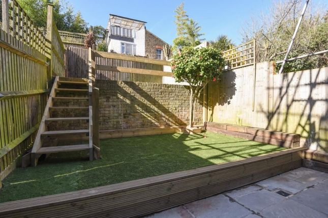 8 Franklin Close, London photo 4