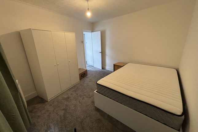 Room 2 57, Castle Road, Chatham photo 3