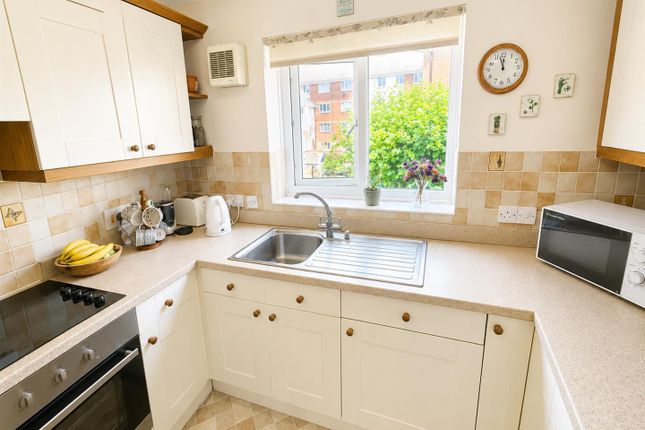 8, Ocean Crescent, Swansea photo 2