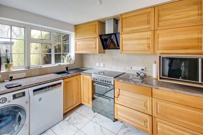 17, Harmans Mead, East Grinstead photo 2