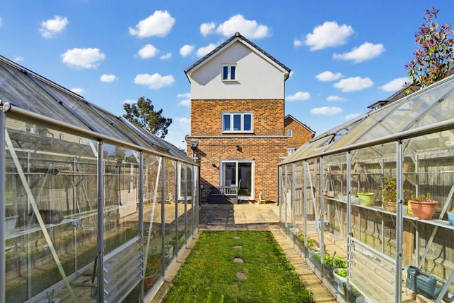 48, Pyle Close, Addlestone photo 4