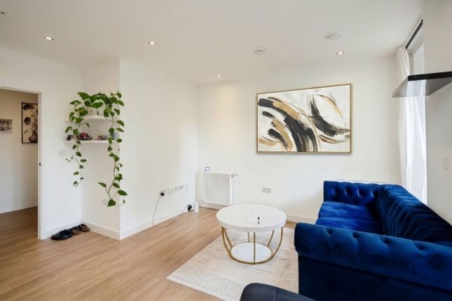 26 Bolinder Way, London photo 3