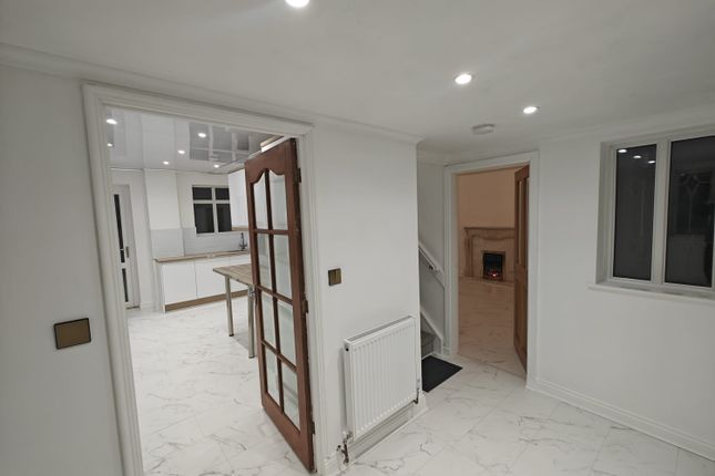 5, Pearl Way, Hyde photo 2