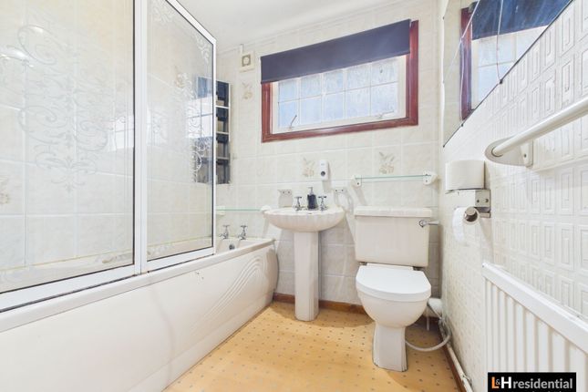 52 Byron Avenue, Borehamwood photo 5