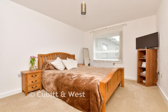 Oak Lodge, Talbot Close, Mitcham photo 3