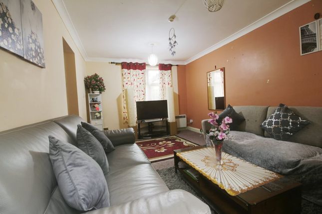 Property for sale in The Ridings, Luton