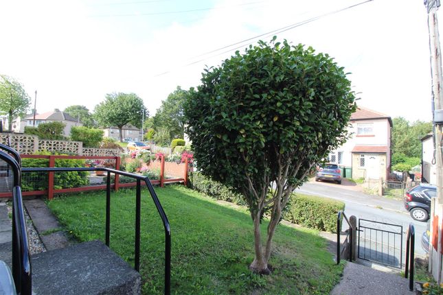 8, Leafield Close, Huddersfield photo 2