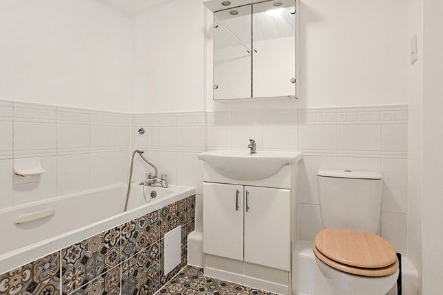 Flat 2 Centrika,, Bath Road, Slough photo 4