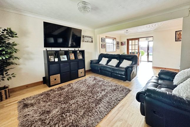 16, Barnes Close, Rushey Mead photo 3