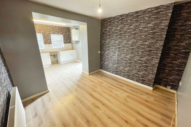 40, Newcastle Hill, Bridgend photo 3