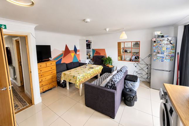 15 Raglan Road, London photo 3