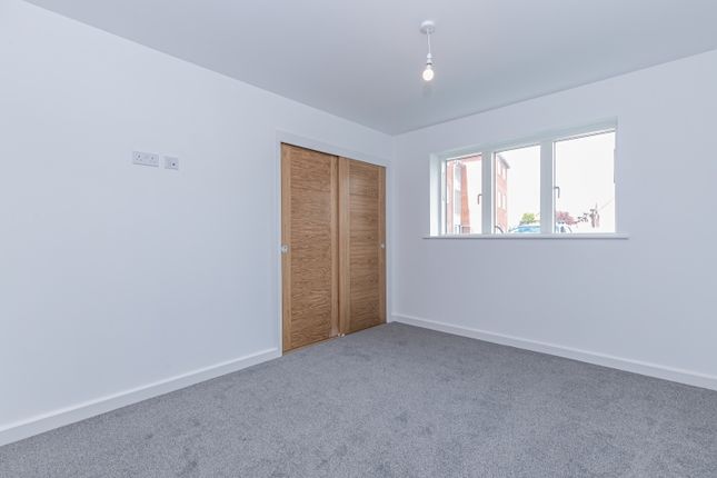 Flat to rent in Newlands Drive, Grove, Wantage