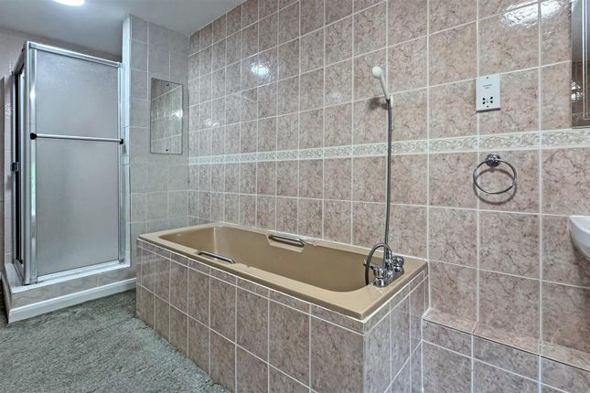 Bathroom 2.Jpg