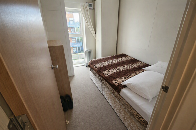 33 Calypso Crescent, Peckham photo 4