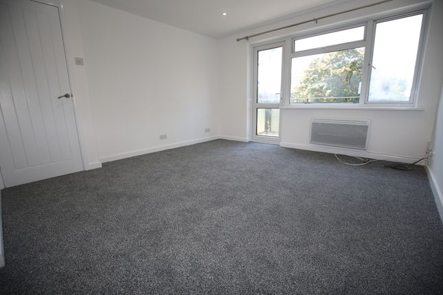 Flat to rent in West End Road, Bitterne, Southampton, Hampshire