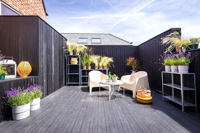 25, Harts Yard, Surrey photo 2