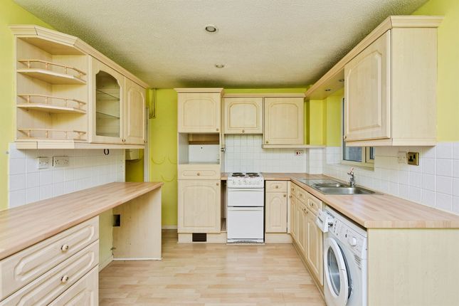 17, Crestwood Close, Burton-On-Trent photo 4