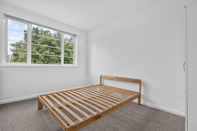 12, St Catherines Court, London photo 4