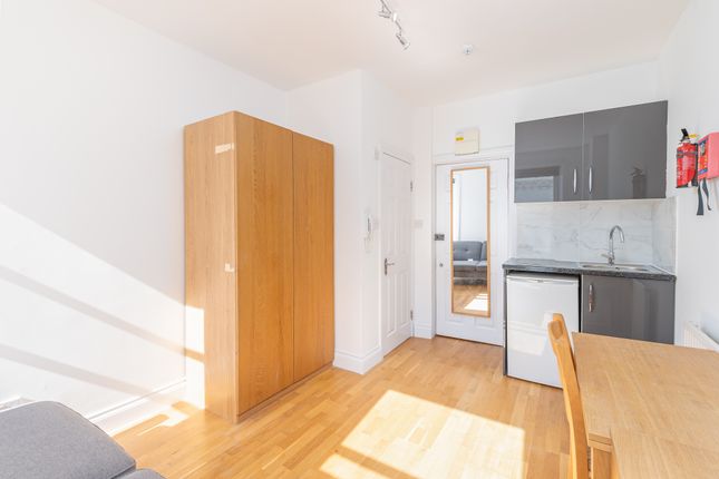 Thumbnail Studio to rent in Courtfield Gardens, London