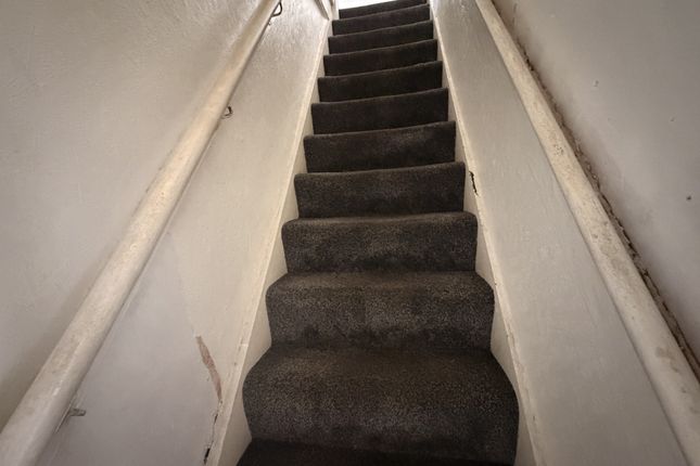 176, Birch Lane, Bradford photo 4