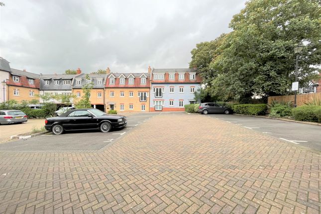 9, Roche Close, Rochford photo 2