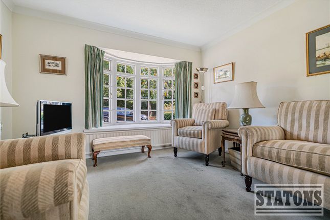 7, Regina Close, Barnet photo 4