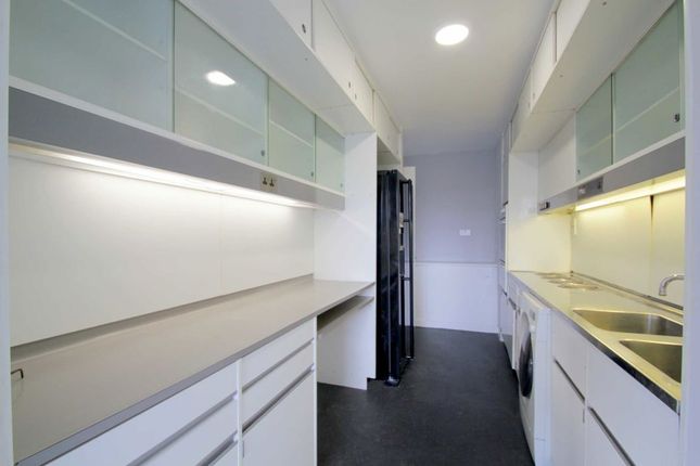 Flat 511, Gilbert House, Barbican, London photo 4