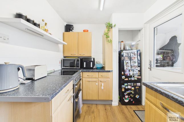 1 Farne Close, Chichester photo 3