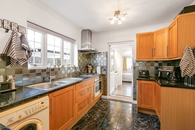 16, Stephen Close, Surrey photo 3