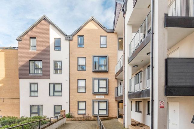 2-bed flat on Attenborough Court, Watford, £260,000