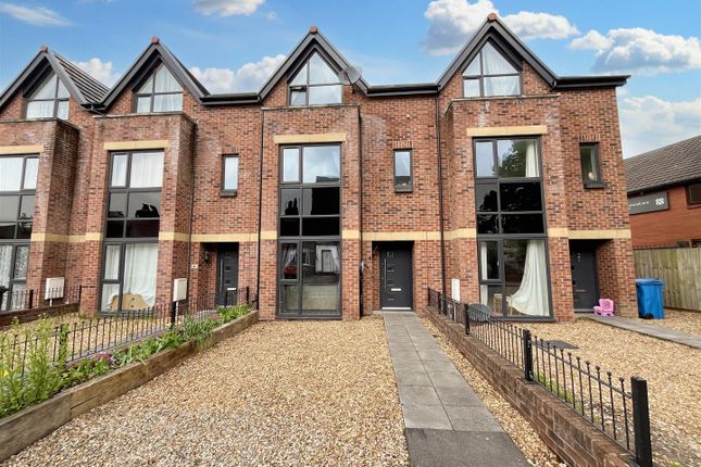 Town house for sale in Cranleigh Drive, Sale
