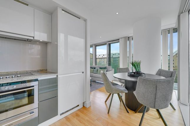 Flat 501, Landmark West Tower 22, Marsh Wall, London photo 4