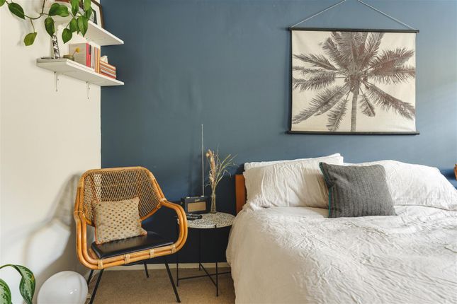 Flat for sale in Shore Road, London