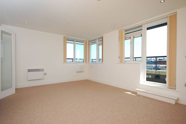 Flat to rent in Seven Kings Way, Kingston, Kingston Upon Thames