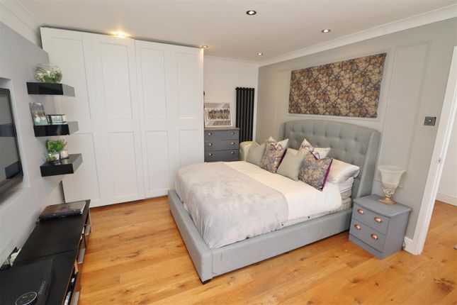Town house for sale in Cavendish Crescent, Elstree, Borehamwood