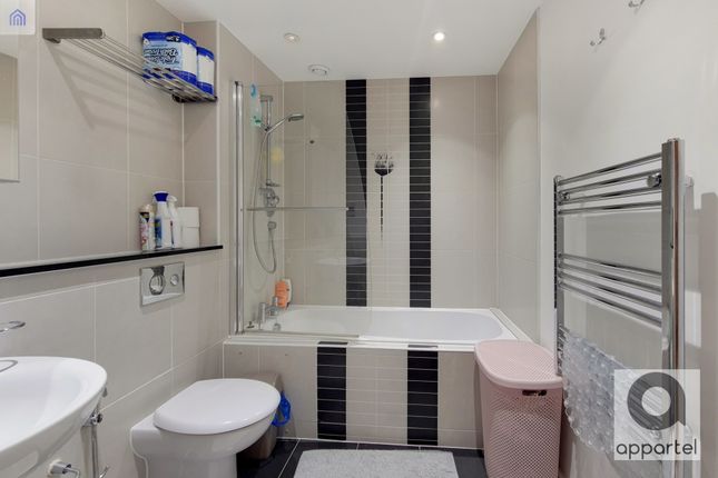 Flat for sale in Lapis Close, London
