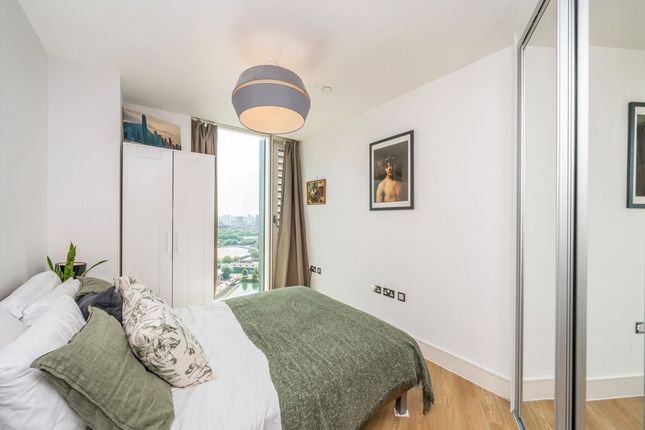 Flat 113, Ontario Point, 28, Surrey Quays Road, London photo 4