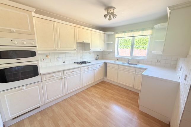 6, Swallowfields, Gillingham photo 3