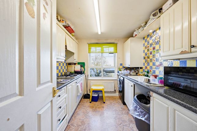 215, Greenhaven Drive, London photo 2