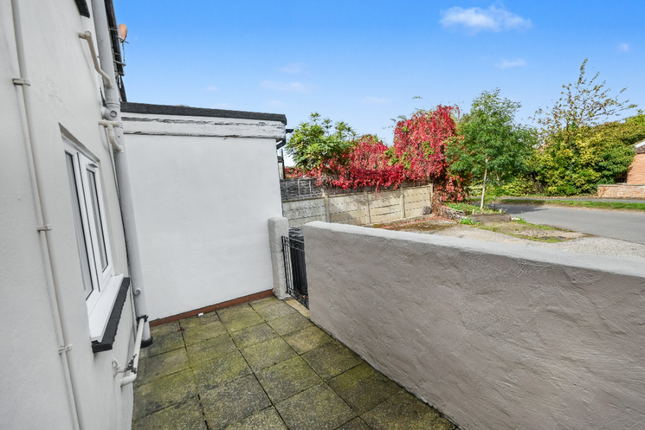 2 Crown Cottages, Pine View Close, Farnham photo 4