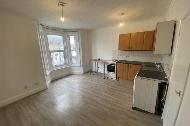 Flat to rent in Alma Road, Sheerness